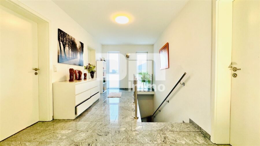 Luxeriöse Stadtvilla mit exklusiver Ausstattung in Traumlage mit vielen hochwertigen Extras - OG Flur / Dielenbereich